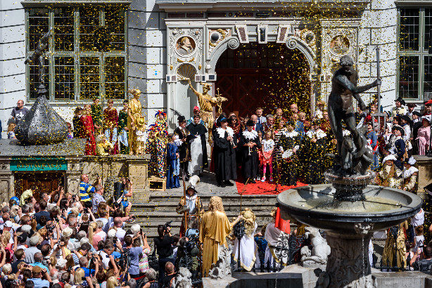 Foto che mostra una parata realizzata a Danzica durante la fiera di San Domenico